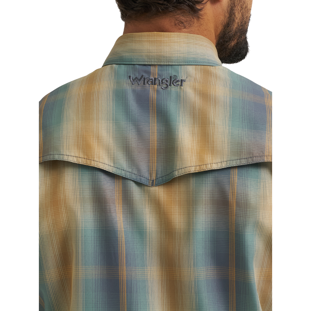 Wrangler Men's ATG-X Western Performance Relaxed Fit Turbulence Ombre Button Down 112382381