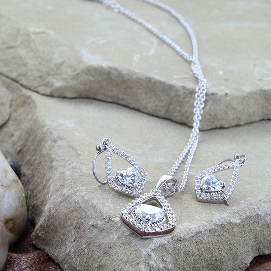 Montana Silversmiths Ladies Cradled Heart Jewelry Set Necklace JS3032